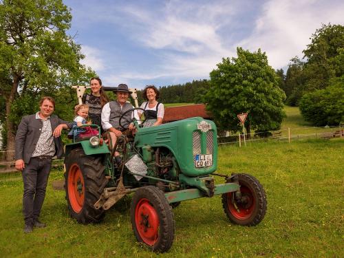 Familie SInz auf dem Oldtimer-Traktor - Ferienhof Sinz - Bild Julie Baaske