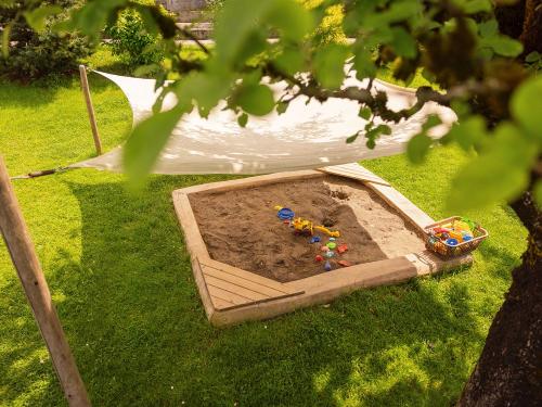 Im Sandkasten Spielen - Ferienhof Sinz - Bild Julie Baaske
