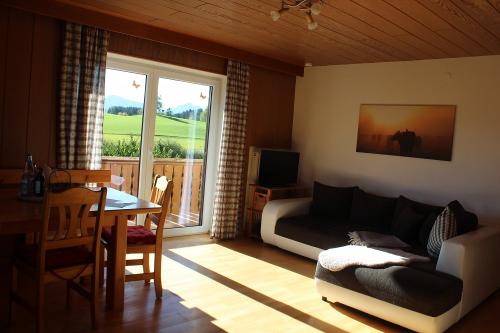 Wohn-/Esszimmer mit Küche Wohn-/Esszimmer mit Küche