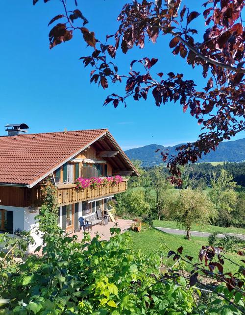 Hausansicht mit Balkon