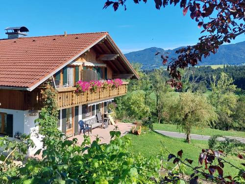 Hausansicht mit Balkon Hausansicht mit Balkon