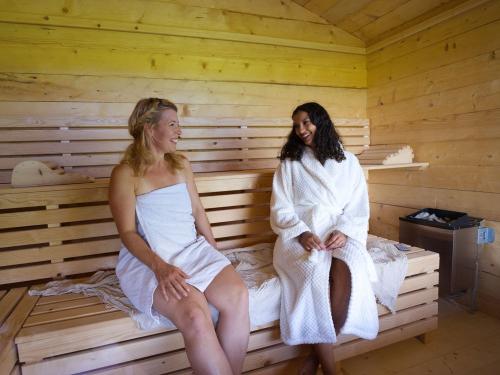 Sauna mit 2 Damen