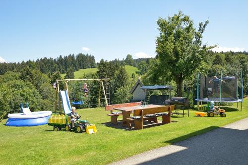 Freuen Sie sich auf unseren schönen Garten mit Spiel- u. Grillmöglichkeit