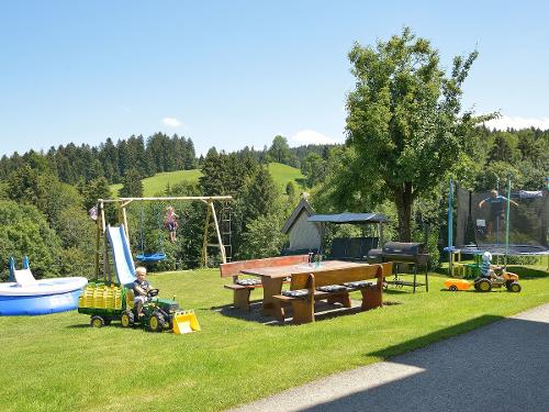 Freuen Sie sich auf unseren schönen Garten mit Spiel- u. Grillmöglichkeit