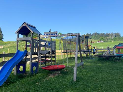 Großer Spielplatz für die Kinder Großer Spielplatz für die Kinder