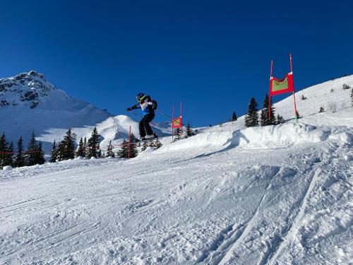 Rennmoment im Westallgäu   Jan zeigt Profi Technik über die Schanze.
