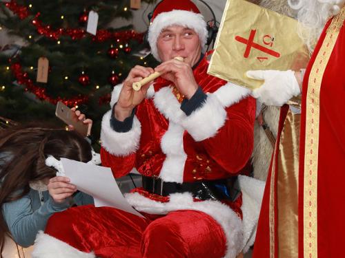 Bauer Tobi spielt dem Nikolaus ein Stück auf der Flöte   gelebtes Brauchtum im Allgäu