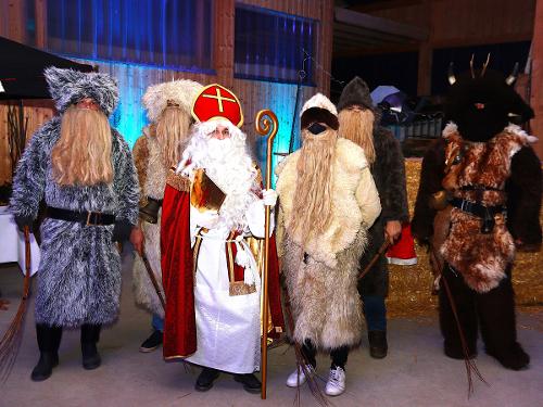 Scheppern, Glocken, Felle   die Klausen begleiten den Nikolaus durchs Dorf.