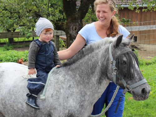 Auch für die Kleinen kann reiten auf unserem Hof ein Abenteuer sein.