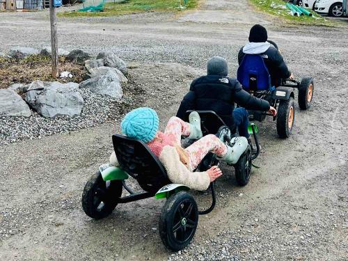 Auf die Plätze, fertig, los! Tretfahrzeuge für unsere jungen Urlauber.