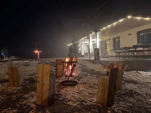 Feuerkorb und sanftes Licht   der Winter zeigt seinen Zauber im Allgäu.