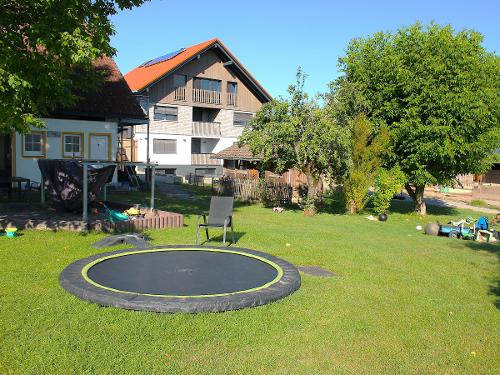 Viele Spielgeräte wie Trampolin, Schaukel, Sandkasten, Tretautos, E-Traktor, Basket