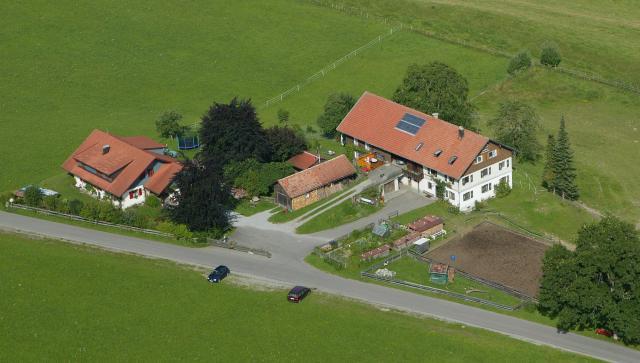Unser Ferienhof aus der Luft gesehen