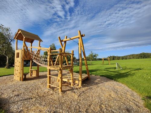 Spielplatz mit Seilbahn