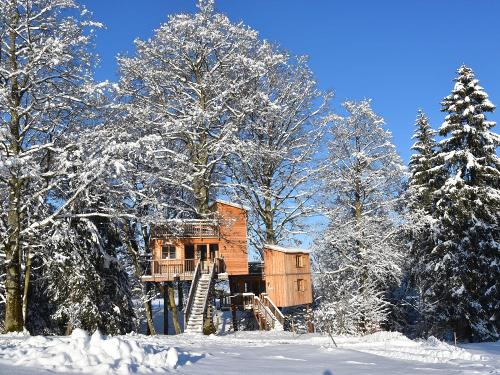 tief verschneit im Winter