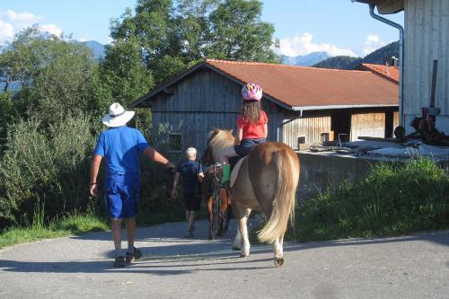 Ponyreiten macht Spaß.