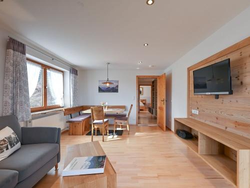 Geräumiges Wohnzimmer mit Balkon