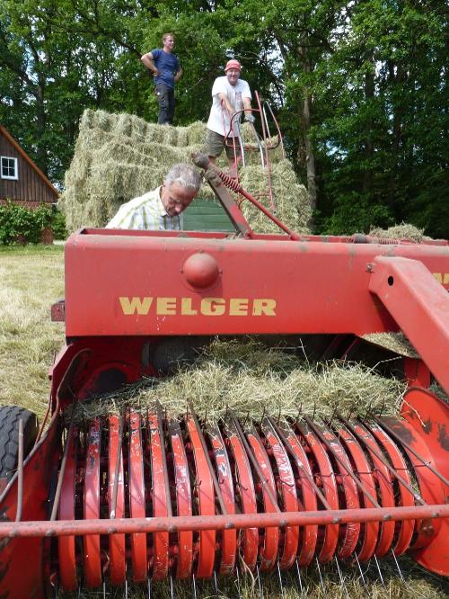 Heu pressen im Sommer