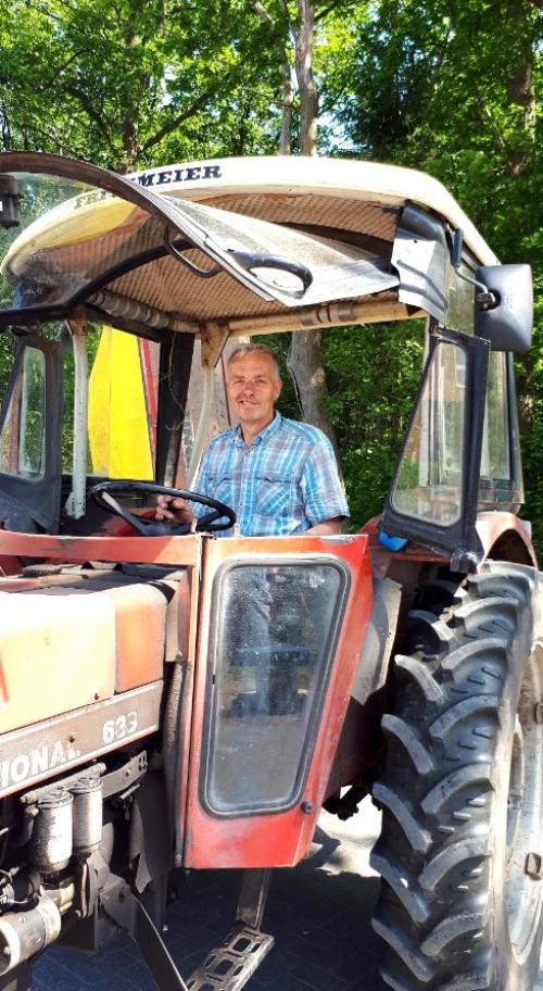 Opa Hermann beim Gras mähen