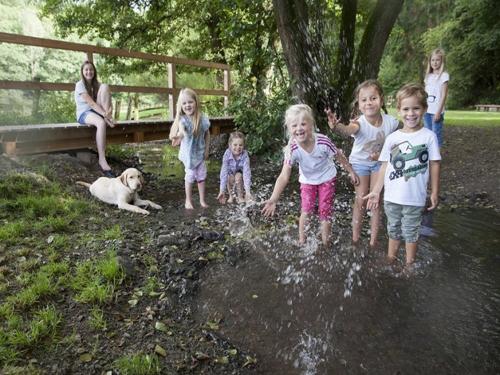 Spielen am Bach