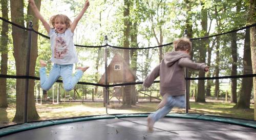 Spaß beim Trampolin springen