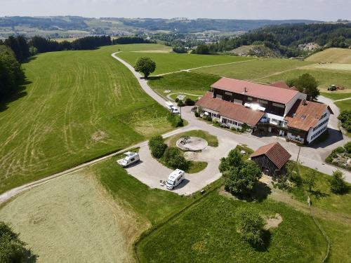 Hof mit Stellplätzen von oben