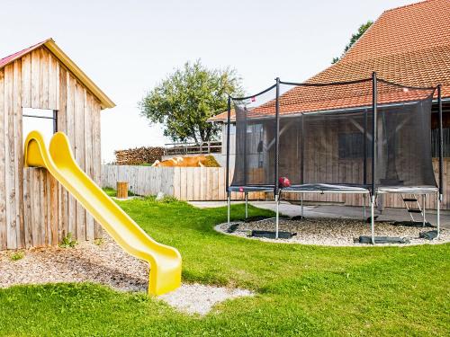Trampolin und Rutsche
