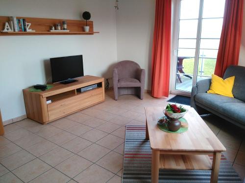 Himmelblau - gemütliches Wohnzimmer mit Zugang zum Balkon