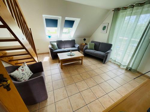 Grasgrün - helles, gemütliches Wohnzimmer mit Zugang zum Balkon