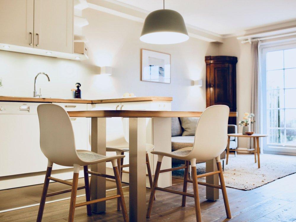 Innenaufnahme Ferienwohnung mit Küchenzeile, Esstisch und Sofa