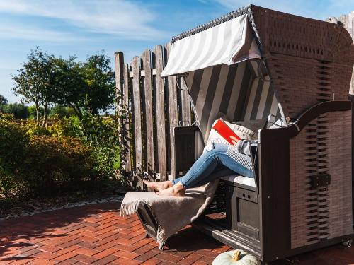 Erholung beim Lesen im Strandkorb