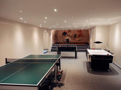 die Indoor-Spielscheune mit Trampolin, Tischkicker und Tischtennis