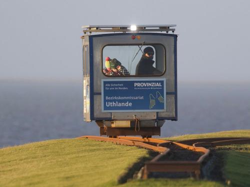 die Loren-Fahrt vom Festland zur Hallig Nordstrandischmoor