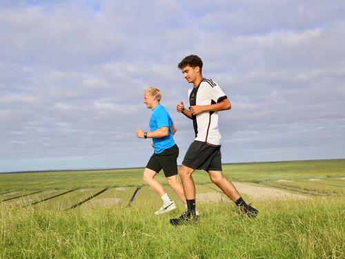 Sportlich aktiv beim Joggen am Deich