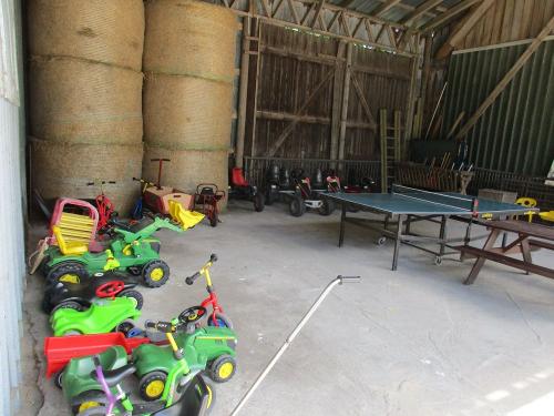 Toller Fuhrpark, viele verschiedene Kinderfahrzeuge, Tischtennisplatte