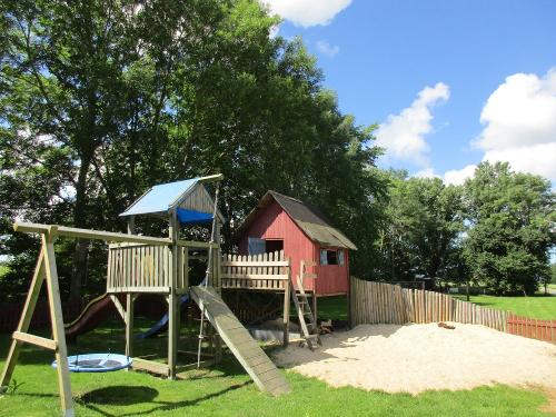 Spielplatz mit großer Sandkiste, Spielhaus und Rutsche