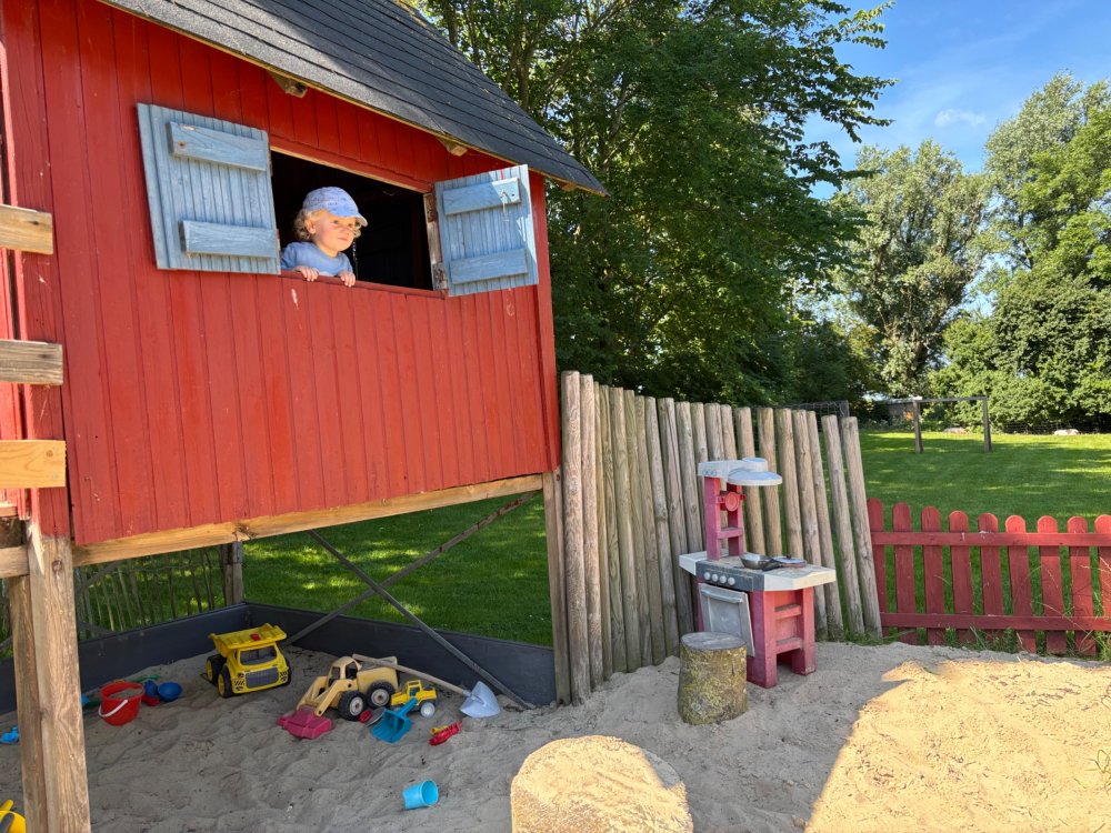 Ein Blick in die Ferne aus dem Spielhaus