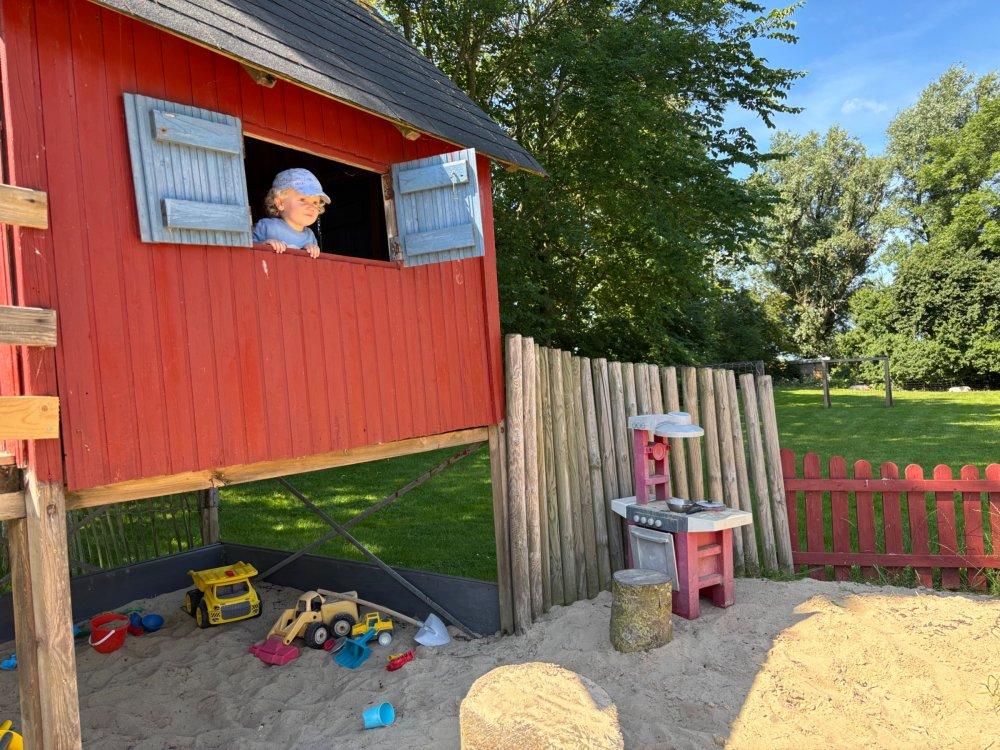 Ein Blick in die Ferne aus dem Spielhaus