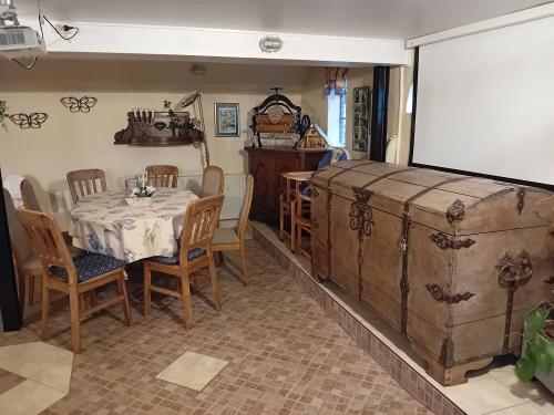 Spieleschrank Aufenthaltsraum