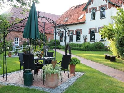 Garten mit Sitzgelegenheit