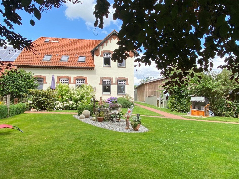 Bauernhaus durch Baum