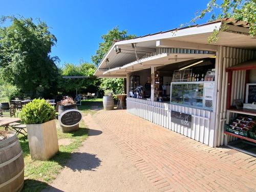 Herzlich Willkommen in unserem idyllischen Feldcafé