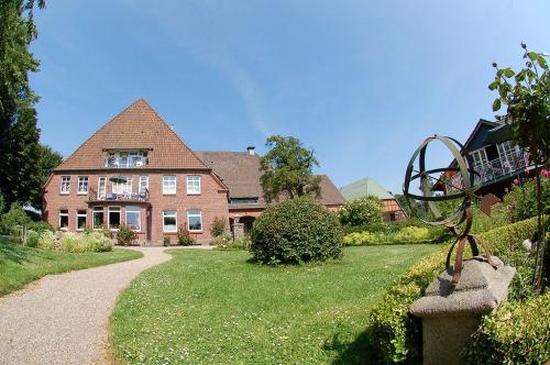 hausfrontmitsonnenuhr