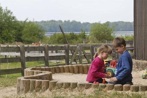 Sandkiste mit Seeblick