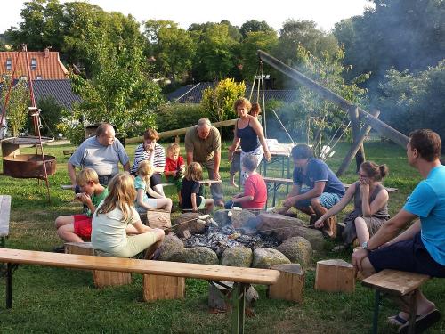 Gemütliches Beisamensein an der Feuerstelle