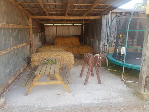 Strohecke mit Nestschaukel