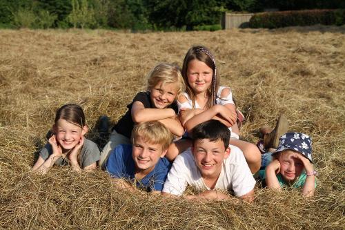 Kinder im Heu