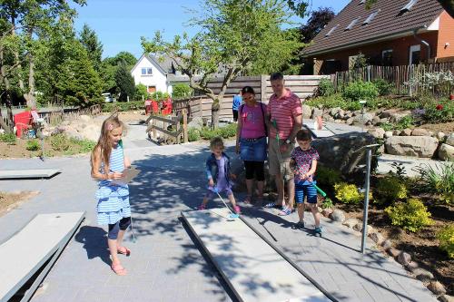 Bei uns ist eine toll gestaltete miniGOLF Anlage direkt auf dem Hof