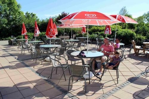 Auf unsere Terrasse gibt es selbstgebackenen Kuchen und Eis