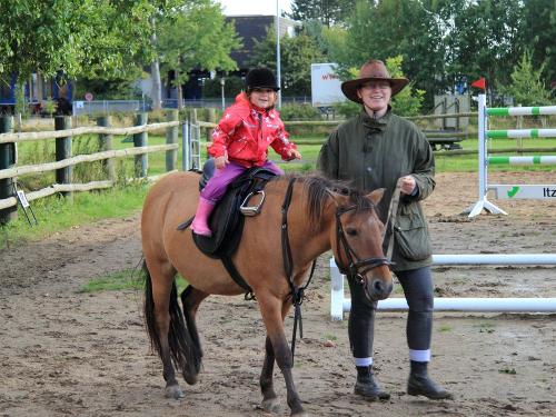 Ponyreiten ist bei uns immer unter reitpädagogischer Anleitung